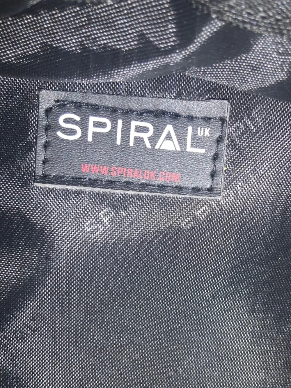 Spiral (UK) color black